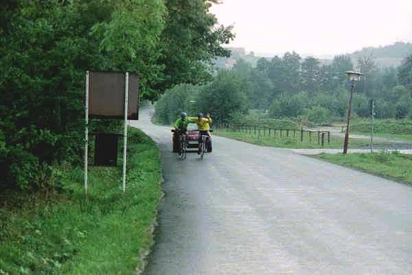 Ankunft zweier Regenfahrer am Ziel im Querxenland Seifhennersdorf