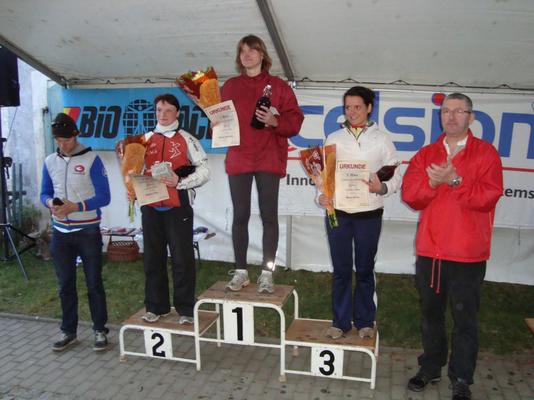 Eine Augenweide auch die 12-km-Siegerinnen: Claudia Heiduschka (SG Crostwitz 1981 e.V. in 51:31 min vor Stephanie Junge und Mareen Gersch.